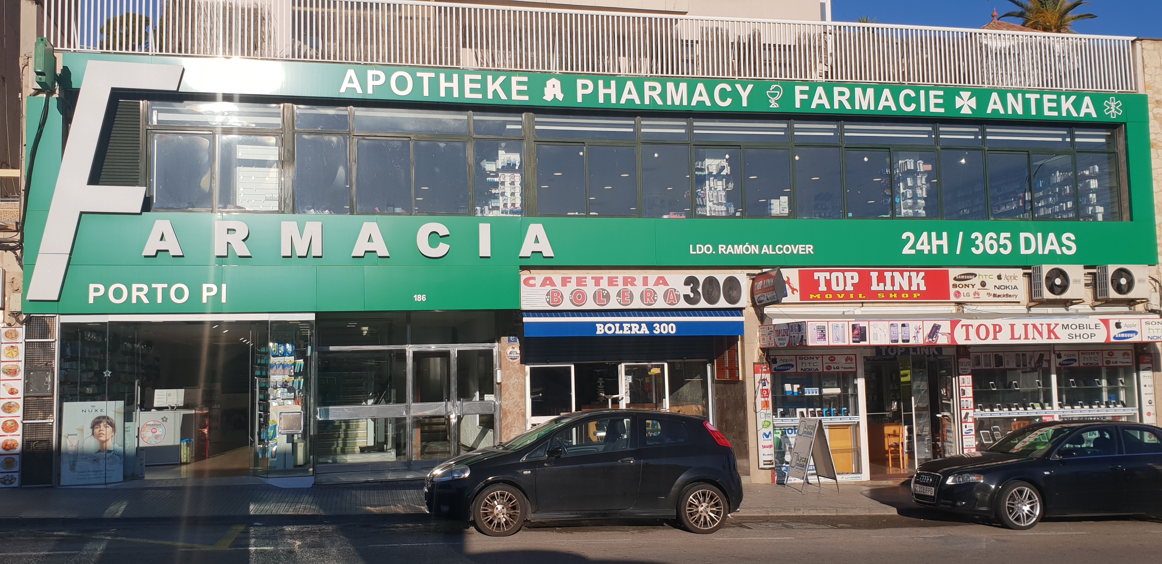 Se veria la fachada de la farmacia